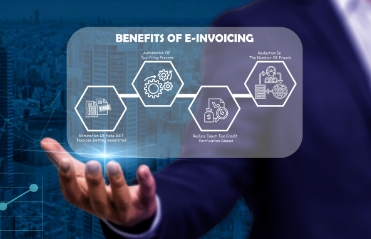 A person with a virtual screen displaying the benefits of E-invoicing